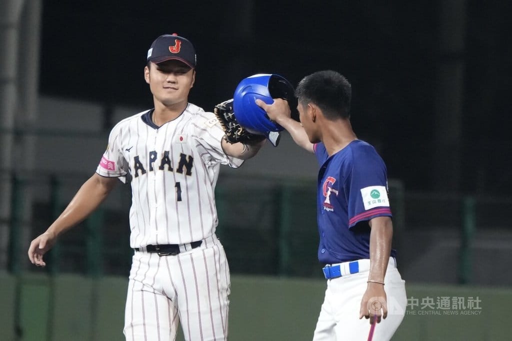 U18世界盃棒球賽台灣隊超級循環賽最終戰13日以1比9不敵日本隊吞敗，賽後台灣選手帕蘇拉．塔基斯利尼安（Pasula Takislinian）（右）與日本選手阿部葉太（左）互相致意。中央社記者徐肇昌沖繩攝　114年9月13日