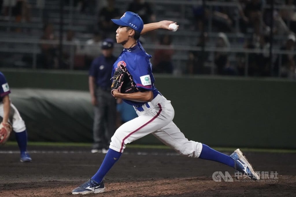U18世界盃棒球賽台灣隊13日在超級循環賽最後一戰與本屆至今未吞敗績的日本隊交手，5局下，台灣隊換上投手蘇嵐鴻（圖）登板。中央社記者徐肇昌沖繩攝　 114年9月13日