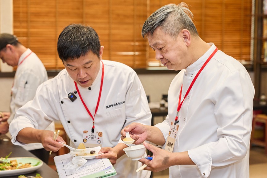 評審團於麻油料理擂台競賽初賽，針對菜餚進行感官品評。 圖：經濟部商業發展署/提供