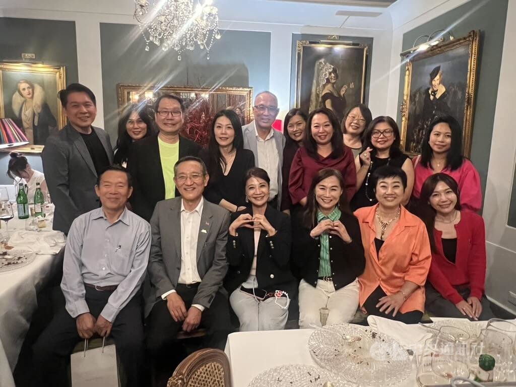 駐義代表蔡允中（前排左2）安排來訪的立委團與旅義重要台僑餐敘，交流增進台義關係的各種資訊。  圖/中央社