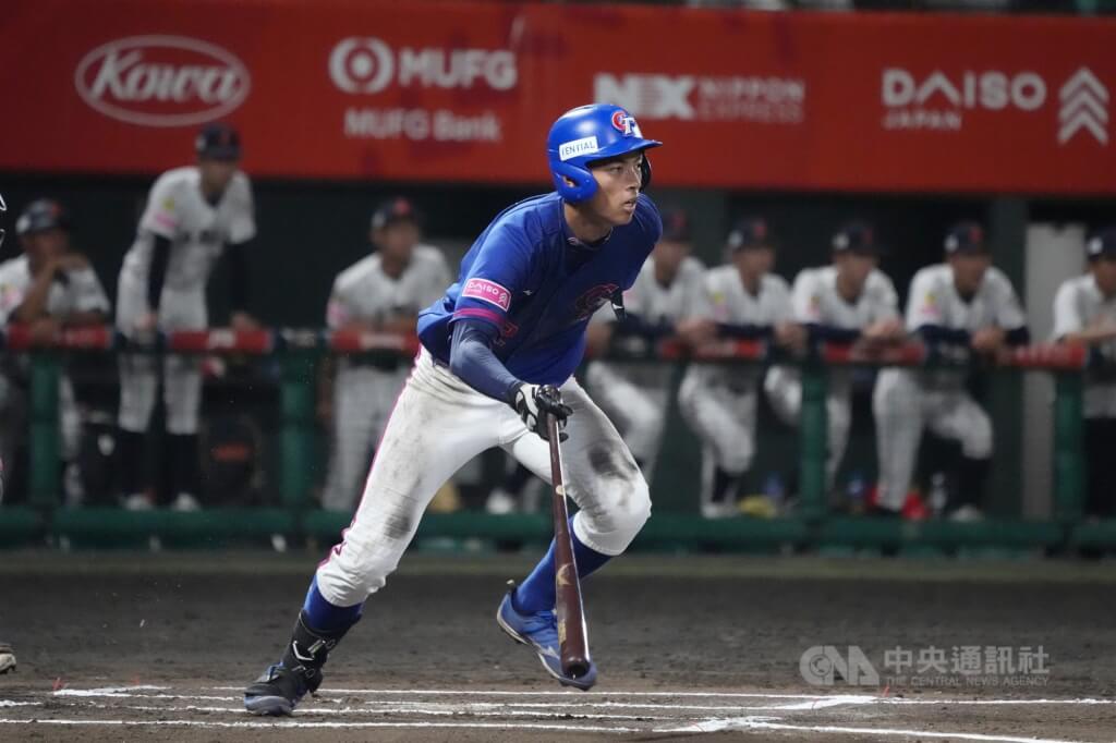 U18世界盃棒球賽14日季軍戰，台灣隊許書誠（前）擔任9棒游擊手。（中央社檔案照片）