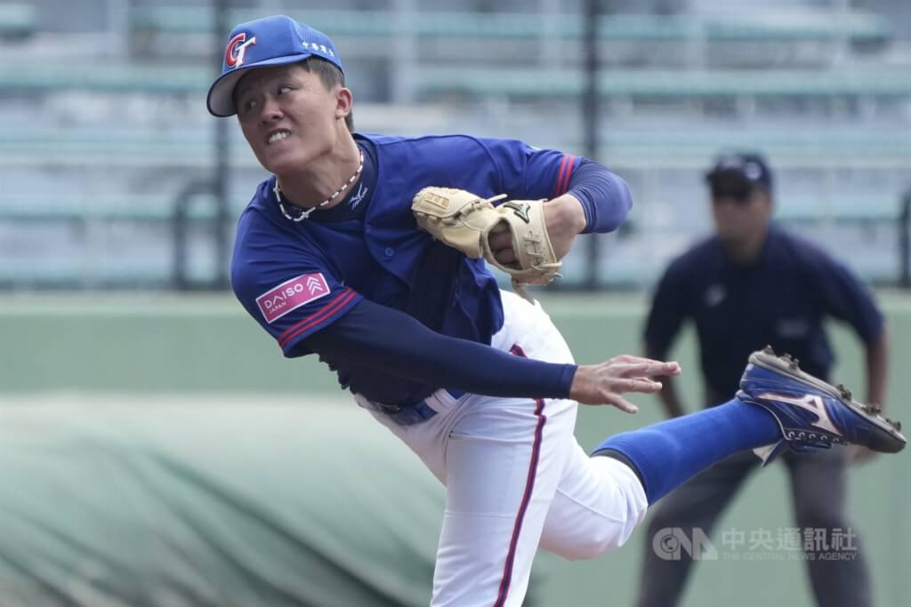 U18世界盃棒球賽台灣季軍戰14日與韓國交手，4局下，台灣隊換上王奕翔（圖）接替先發的劉任右投球。中央社記者徐肇昌沖繩攝 114年9月14日