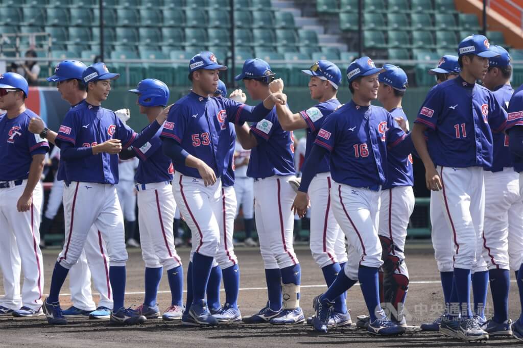 U18世界盃棒球賽台灣季軍戰14日與韓國交手，台灣選手在賽前互相擊掌打氣。中央社記者徐肇昌沖繩攝 114年9月14日