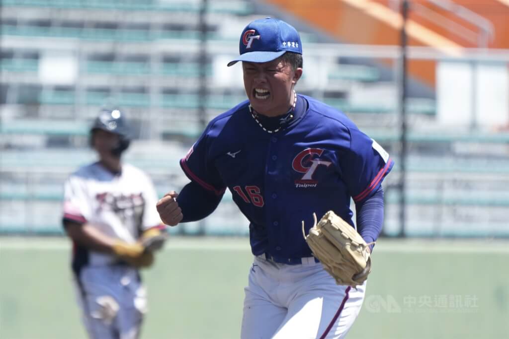 U18世界盃棒球賽台灣季軍戰14日與韓國交手，5局下，台灣投手王奕翔三振打者後放聲吶喊。中央社記者徐肇昌沖繩攝 114年9月14日