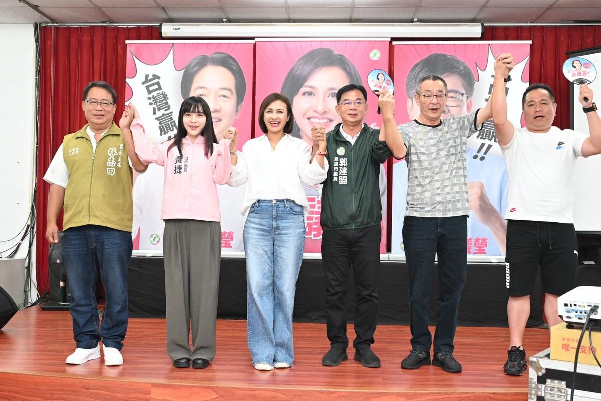 黃捷(左二)、郭建盟(右三)與里長主席出席「傾聽共贏」座談會為邱議瑩(左三)站台。 圖：邱議瑩辦公室/提供