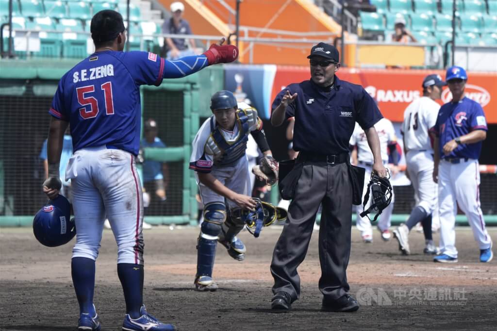 U18世界盃棒球賽季軍戰台灣14日與韓國交手，台灣隊7局上有插曲，曾聖恩（左）跑回本壘被判出局，一度還被主審判離場，經過重播輔助判決改判阻擋得分。中央社記者徐肇昌沖繩攝 114年9月14日