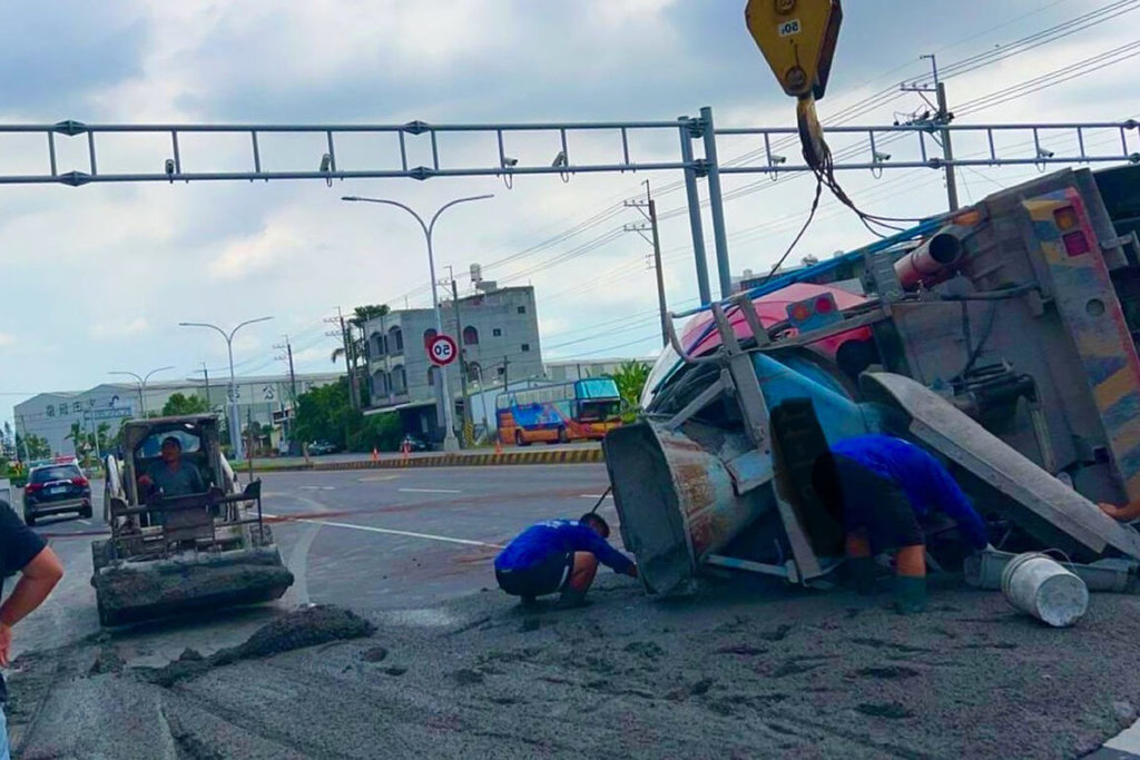 鄭姓男子14日駕駛預拌混凝土車，由台南市官田區南廍里南318線欲左轉台1線北上時，於路口擦撞行人庇護島，造成子車翻車橫倒車道，警方聯繫拖吊車及工務單位協助清理排除事故現場。（讀者提供）中央社記者楊思瑞台南傳真　114年9月14日