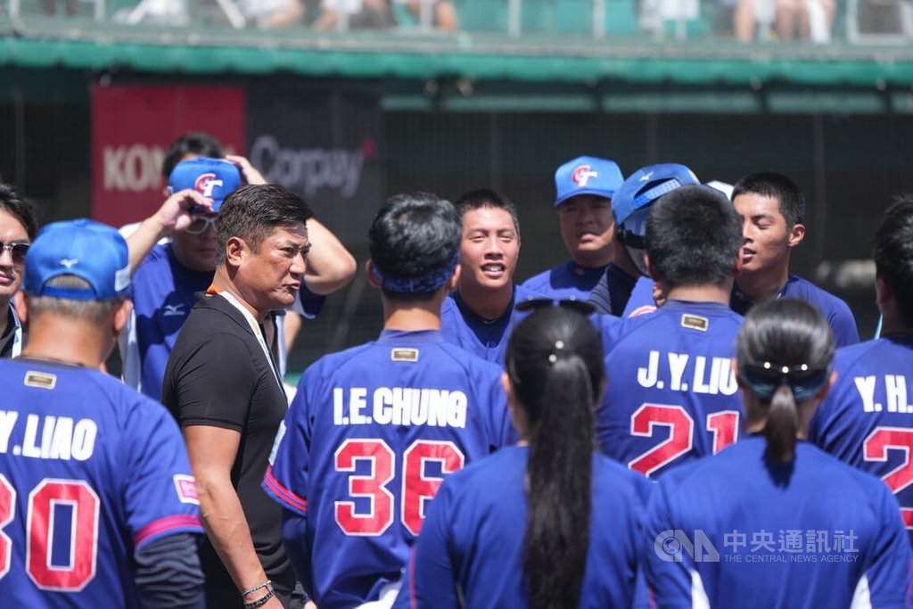 U18世界盃棒球賽季軍戰台灣與韓國交手打得激烈，台灣隊終場以3比2奪下季軍，賽後中華民國棒球協會理事長辜仲諒（後左）到場給球員勉勵。中央社記者徐肇昌沖繩攝 114年9月14日