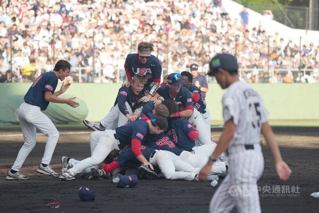 U18世界盃棒球賽冠軍戰美國隊14日與地主日本交手，終場美國以2比0勝出、奪下隊史第11冠，冠軍數追平古巴、並列最多。圖為美國隊齊聚慶祝，與落敗的日本球員形成對比。中央社記者徐肇昌沖繩攝　114年9月14日