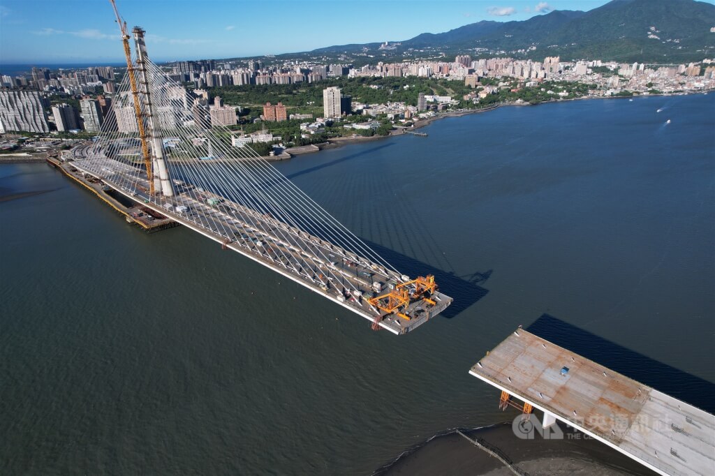 淡江大橋新建工程八里端即將閉合，全橋預計在今年底完工，2026年第2季通車。 圖:中央社提供(檔案照片)