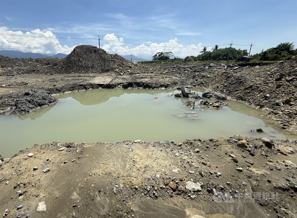 美濃「大峽谷」案農地遭盜採、濫倒。 圖: 中央社提供( 檔案照片）