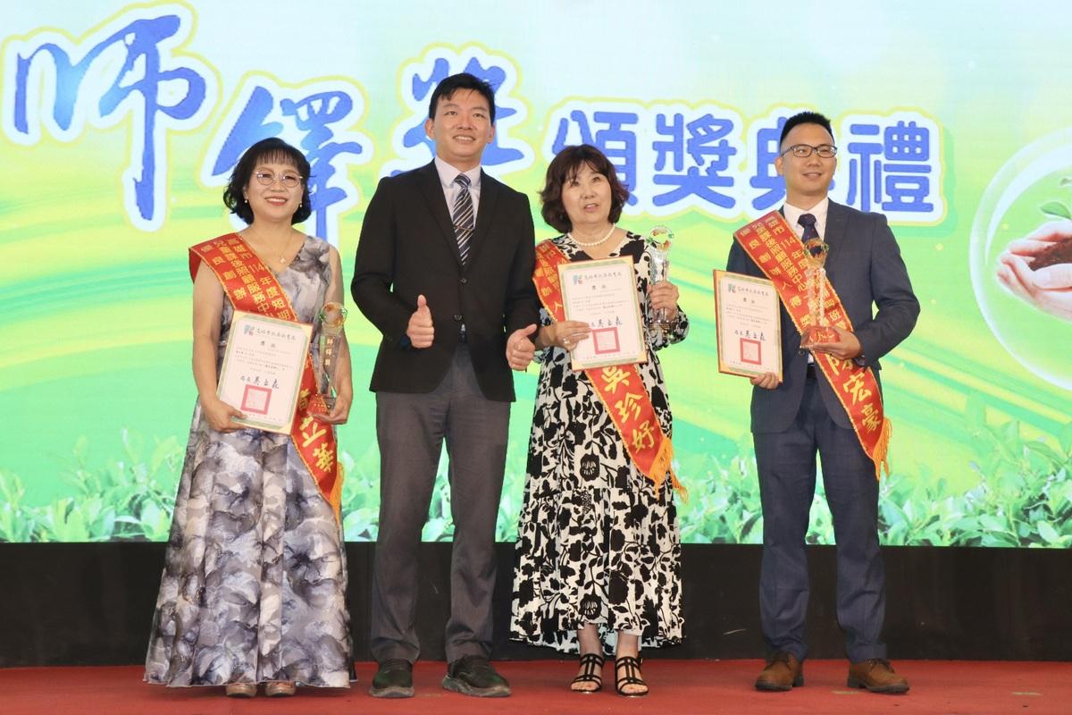 吳立森(左二)頒發表揚3位優良創辦人。 圖：高雄市教育局/提供