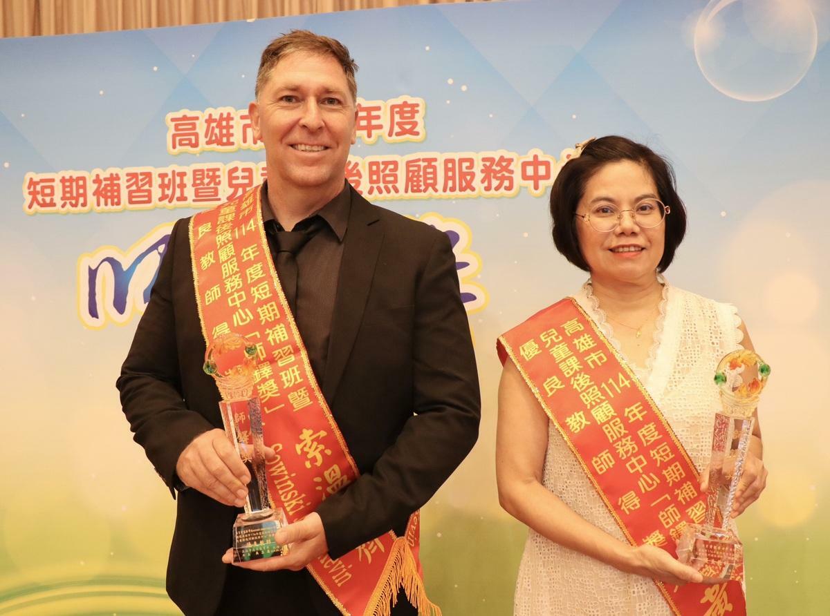 索溫斯齊(左)來台任教英文超過25年，黃敏香(右)從事美容美髮業21年。 圖：高雄市教育局/提供