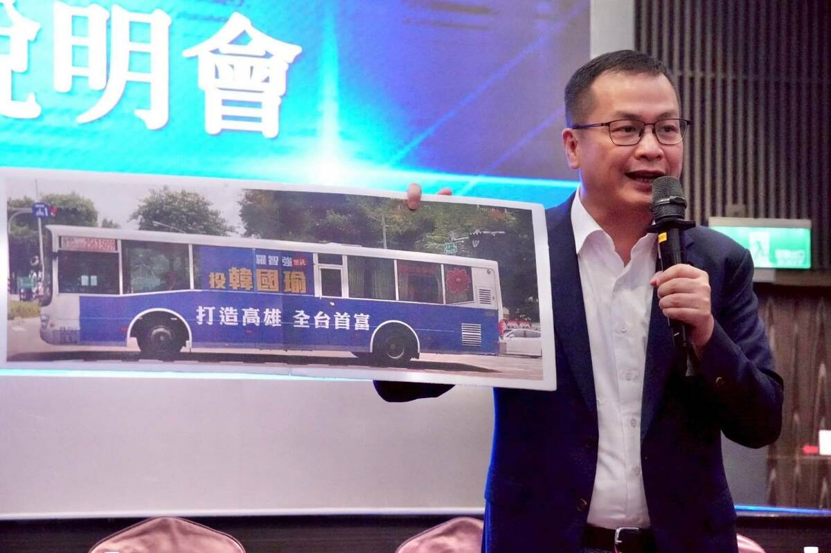 羅智強將人生第一桶金用於資助韓國瑜在高雄的第一波公車文宣。 圖：翻攝羅智強臉書