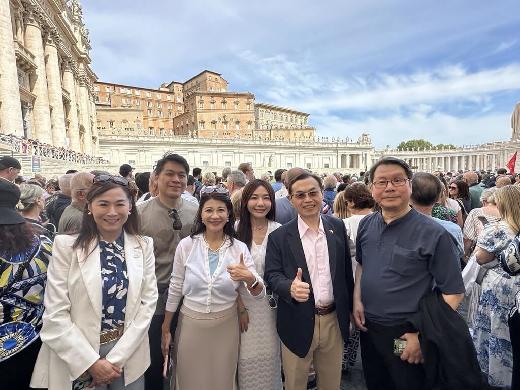 民進黨立委林楚茵（左3）、沈發惠（右1）、林宜瑾（左1）、李柏毅（左2）、吳沛憶（右3）在駐教廷大使賀忠義（右2）陪同下，14日在梵蒂岡廣場參加教宗良十四世三鐘經儀式，現場錄影傳遞台灣對教宗70歲生日的祝賀。 圖：林楚茵提供