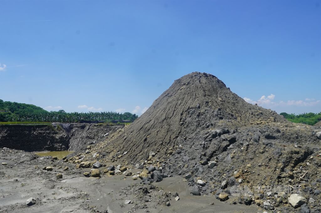 圖為高雄美濃區「大峽谷」遭盜採、濫倒農地土方堆成小山。（中央社檔案照片）