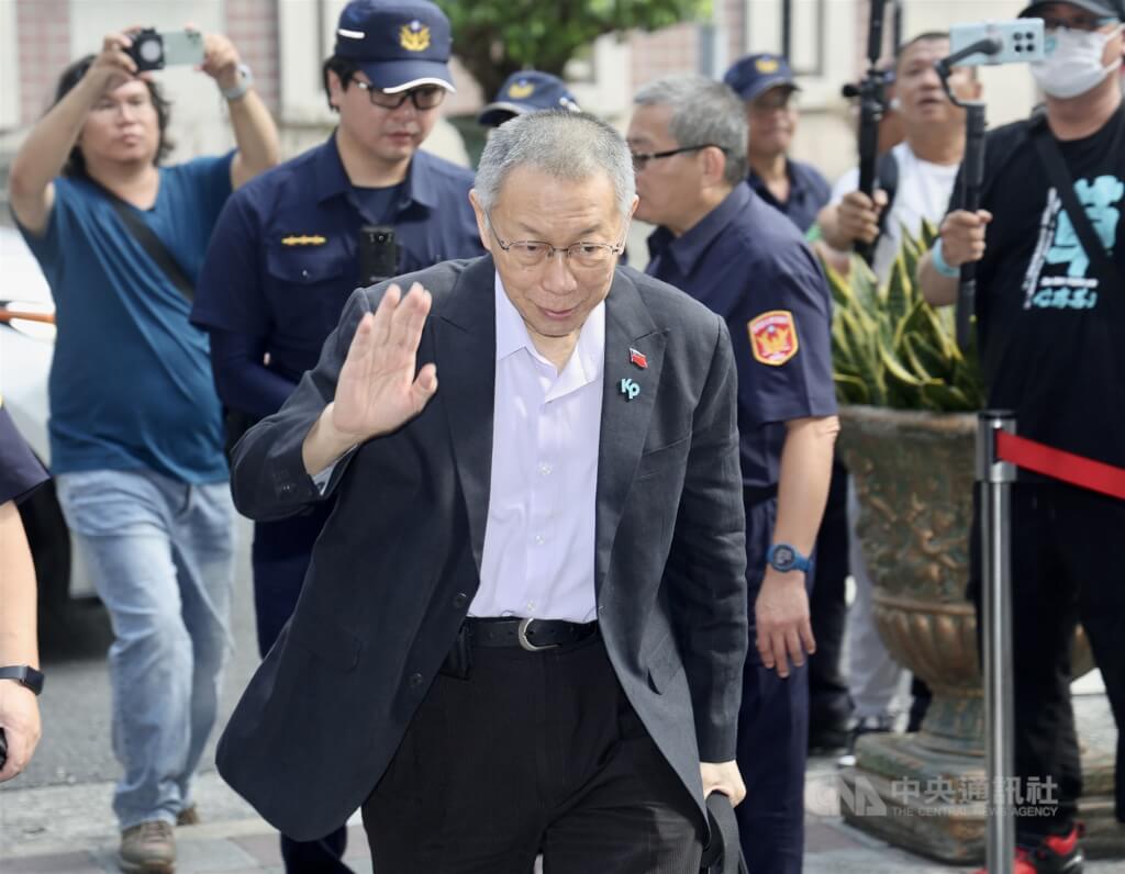 圖為柯文哲（前）11日身穿西裝出庭。（中央社檔案照片）