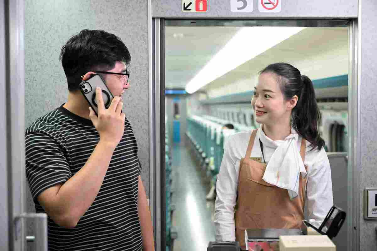 寧靜車廂政策要求旅客通話時移步至車廂玄關處。 圖：台灣高鐵／提供 (資料照)