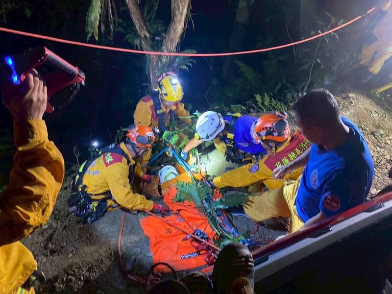 花蓮縣一名男子駕車行經產業道路時，不慎滑落山谷，經消防人員緊急救出後送醫治療，並無生命危險。 圖：消防局提供