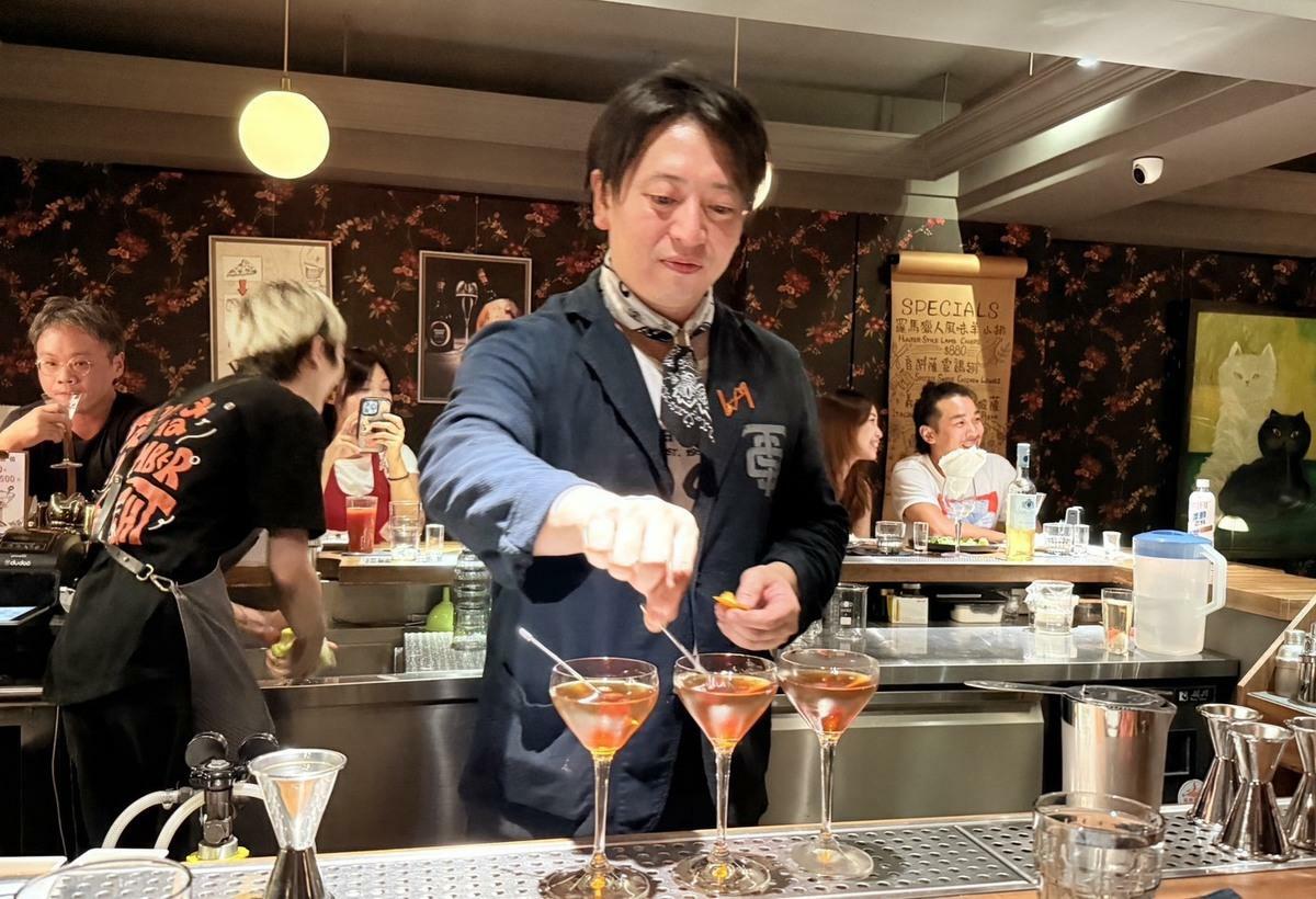 日本國際調酒師至高雄酒吧進行客座。 圖：高雄市觀光局/提供