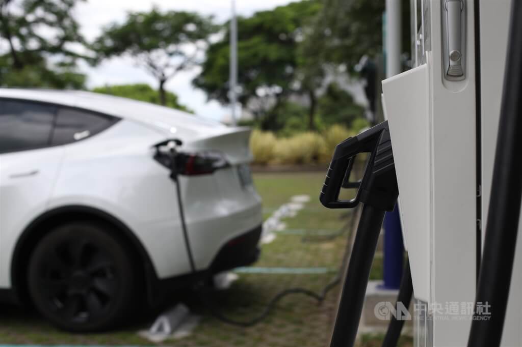 圖為桃園市龜山區一處電動車充電站。（中央社檔案照片）