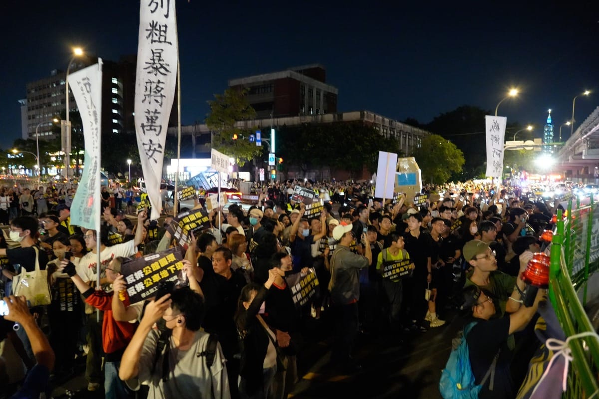 台北市政府13日凌晨開拆公館圓環，引發民眾抗議。 圖：取自「公館圓環守環行動」臉書