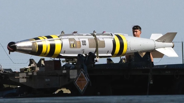 美國近期公布依據「快沉」計畫需求改中的 GBU-31 JDAM ，強調在日前與挪威的聯合軍事演習中，使用該款武器成功擊沉海面目標。 圖：翻攝自 騰訊網 鼎盛沙龍