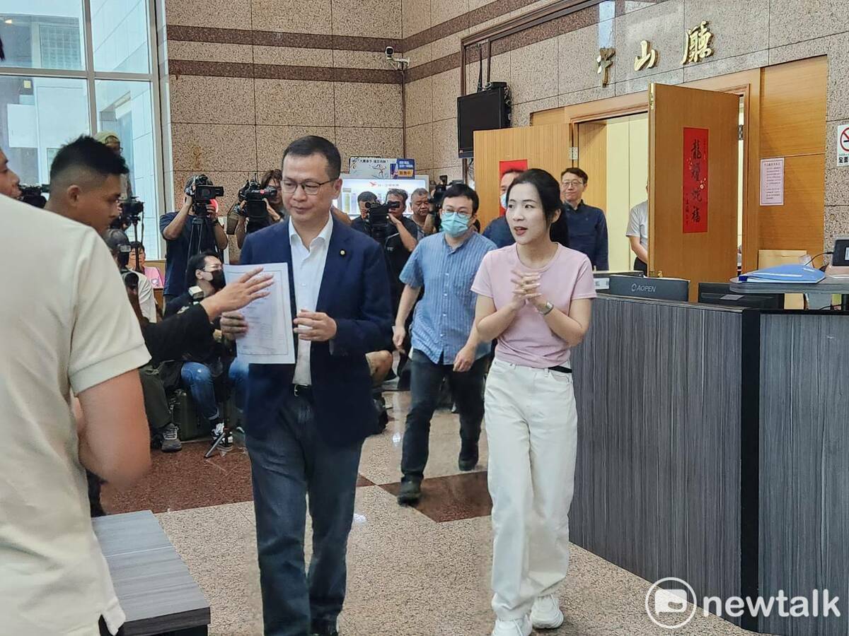 國民黨立委羅智強在徐巧芯陪同下，赴國民黨中央領表，堅定參選國民黨主席。 圖：黃建豪/攝