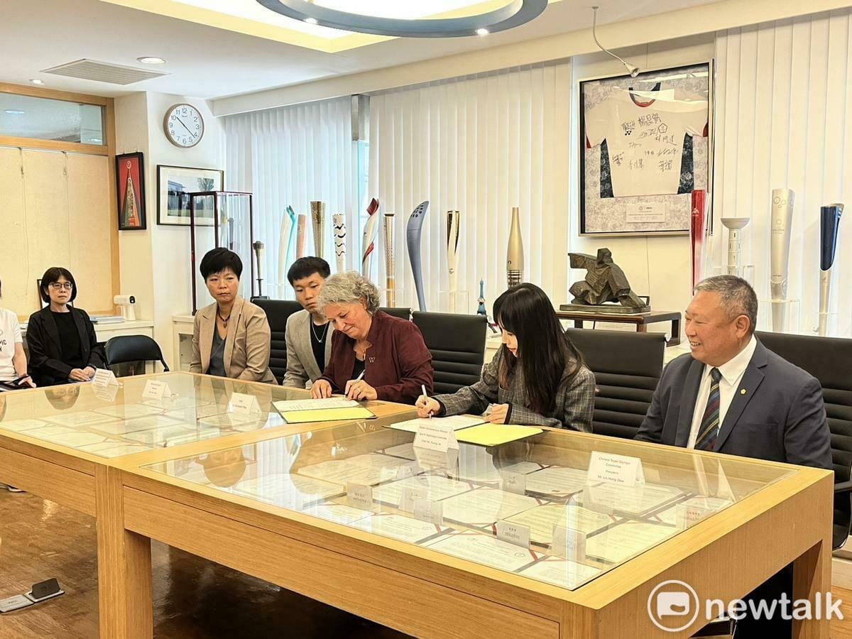 立法院女子運動外交促進會簽署《布萊頓暨赫爾辛基女性與運動宣言》。 圖：金大鈞/攝