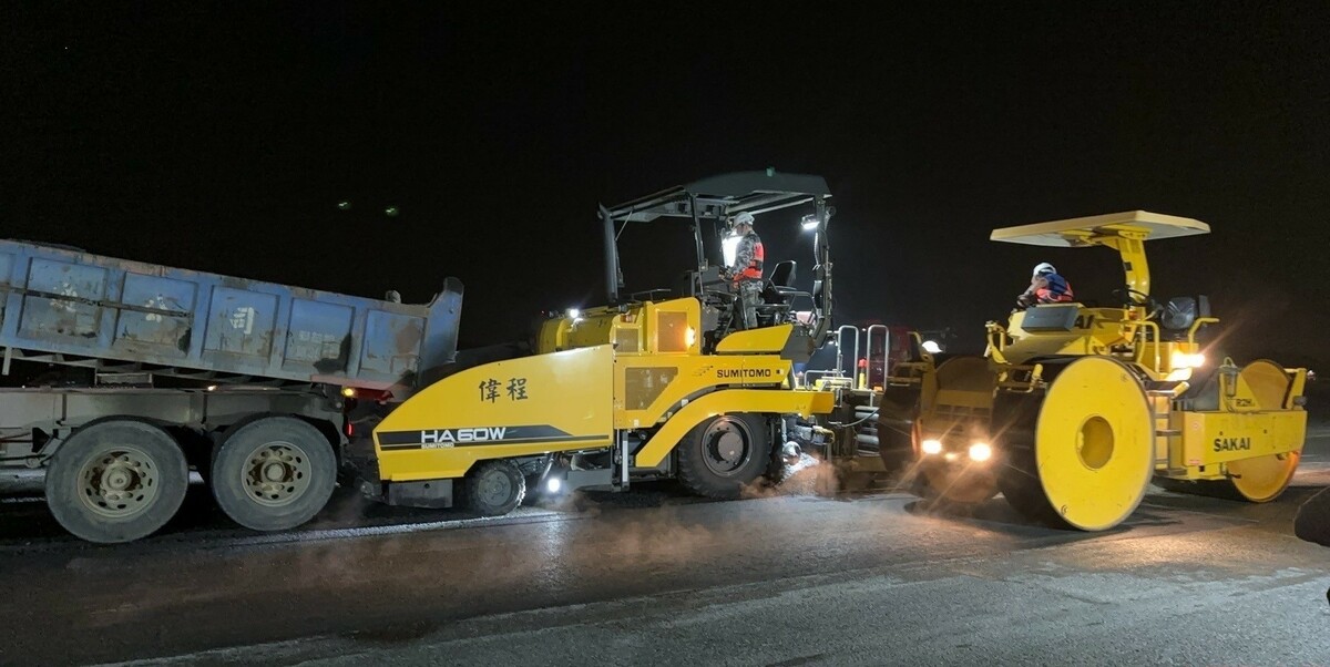 桃園機場利用既有夜間巡場關閉跑道時段，對北跑道進行歲修維護作業。 圖：機場公司／提供