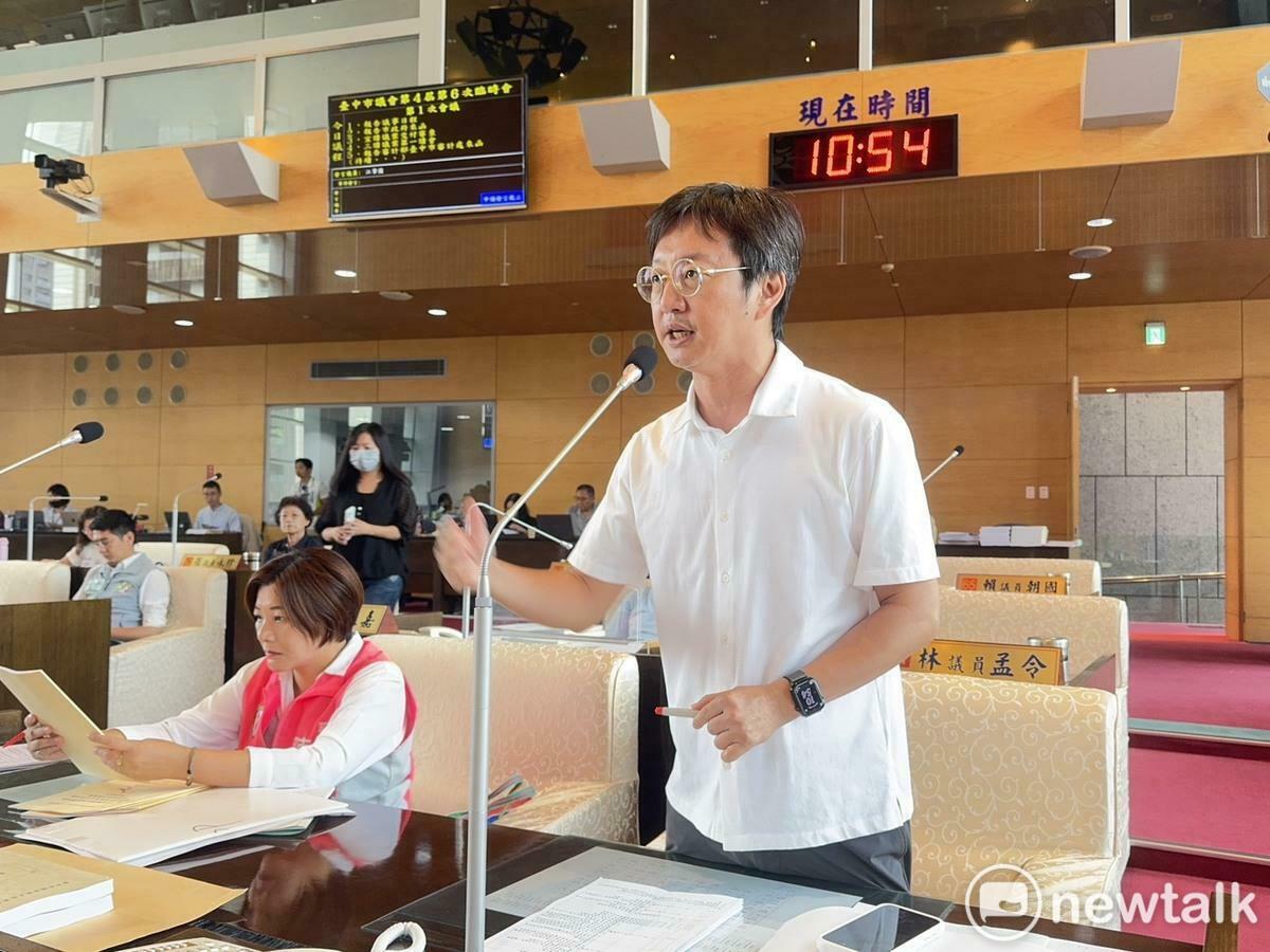 台中市議員江肇國今（15）日批評，市府至今仍未釐清並公開爆炸成因，也未對後續改善與安全檢核作出說明，讓市民對重返商場消費充滿疑慮。 圖：唐復年/攝