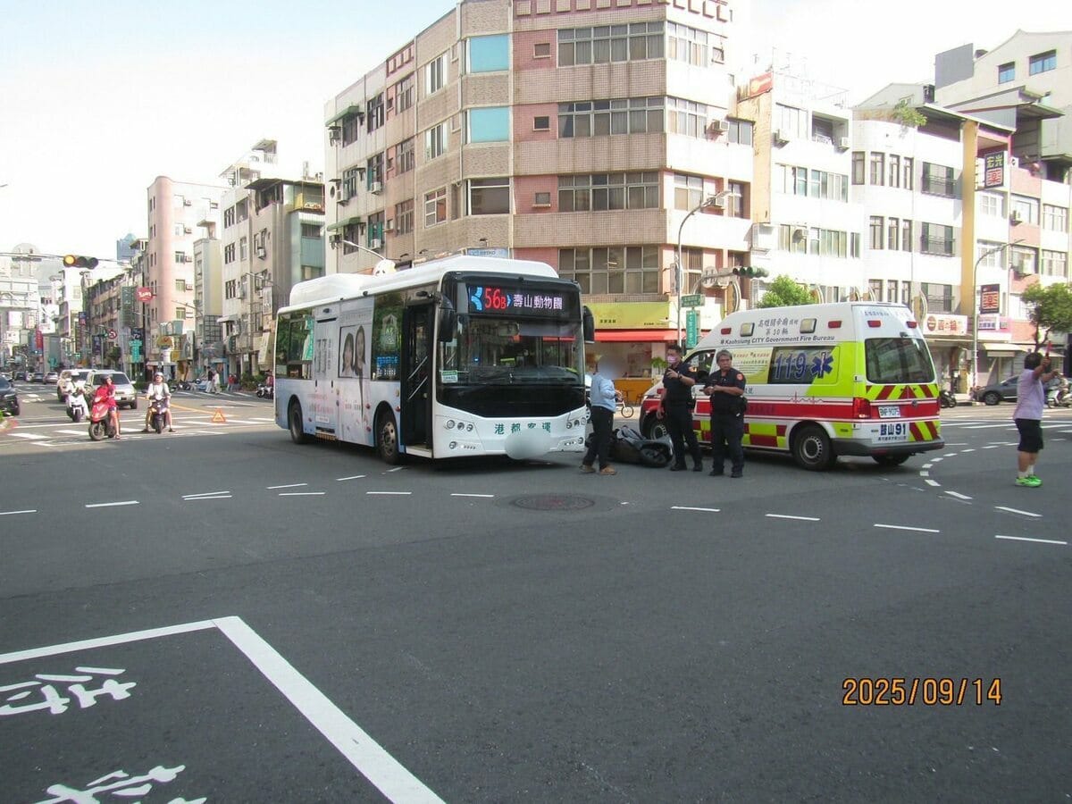 75歲夏姓男騎士，不顧紅燈號誌及行人，以高速直行行駛，結果與橫向的公車發生碰撞。 圖：翻攝自「記者爆料網」