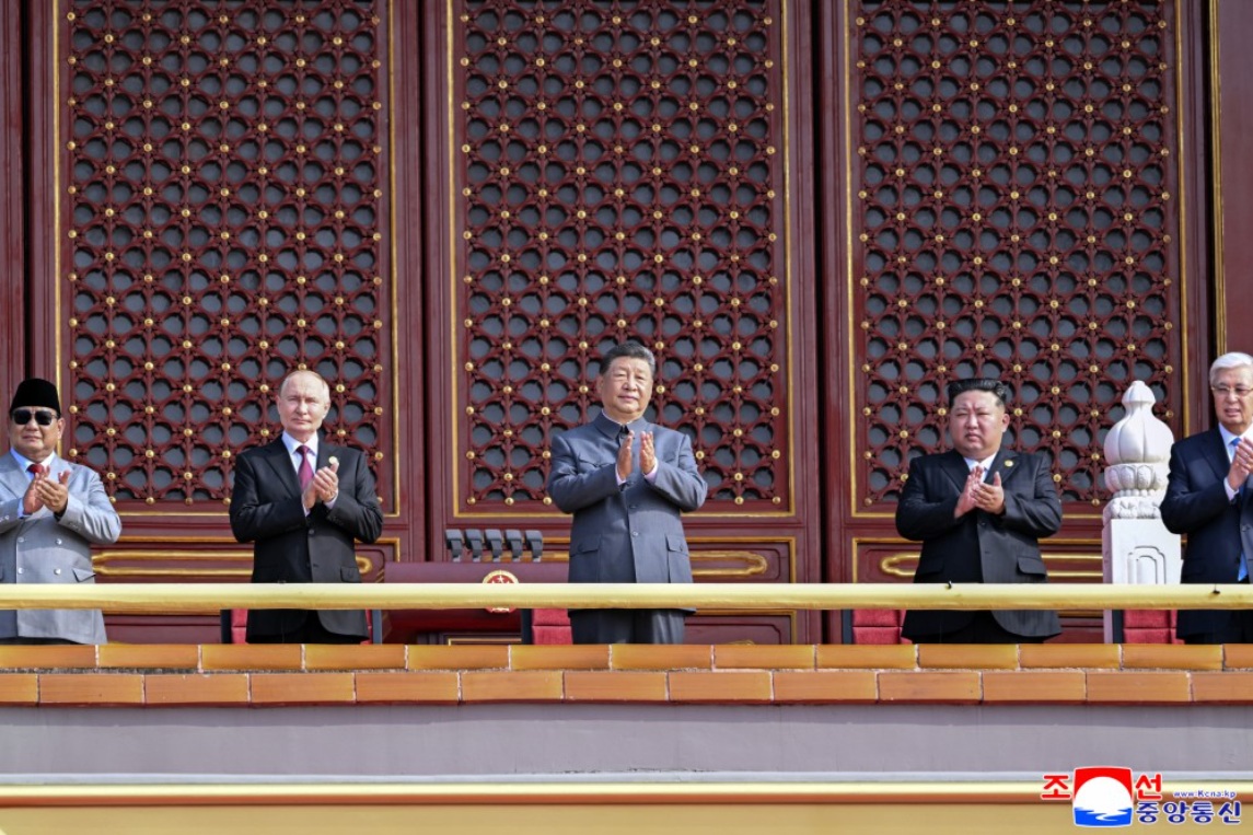 中國九三閱兵，俄羅斯總統普丁與北韓領導人金正恩分別位於最接近習近平的左右。 圖：翻攝朝中社