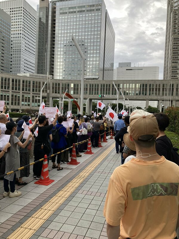 日本街頭民眾抗議移民者過多，全球右派勢力抬頭，移民者處境困難。 圖：翻攝自@isfjcutebear