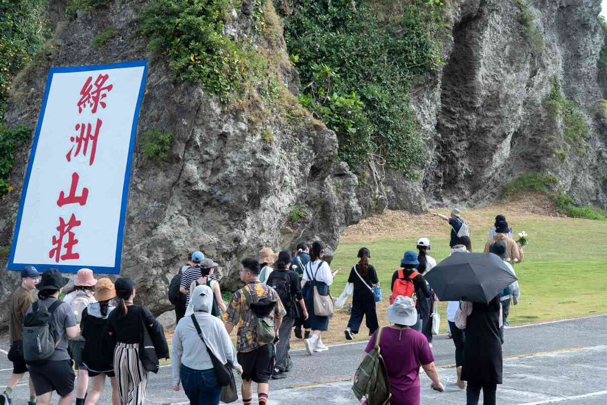 陳進金老師與政治受難者張則周帶領學員進行人文走讀，探索流麻溝、十三中隊、燕子洞、模型館及蠟像館。 圖：國家人權博物館提供