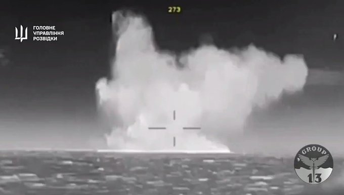俄羅斯海軍的「伊萬諾維茨號」導彈快艇在克里米亞多努茲拉夫湖被烏軍無人艇擊沉。 圖：翻攝自 @DarthPutinKGB X 帳號
