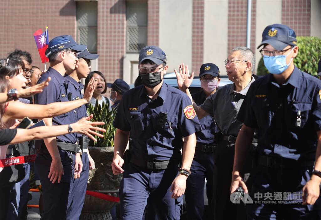 京華城案被告柯文哲、應曉薇聲請具保停押，獲台北地方法院裁准，但台北地檢署提起抗告，台灣高等法院12日撤銷原裁定發回更裁。北院訂於15日上午10時重開羈押庭，圖為前台北市長柯文哲（右2）抵達法院時，向支持者揮手致意。中央社記者王飛華攝　114年9月15日
