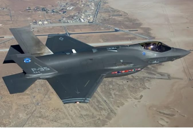 美製F-35戰機，作為世界最先進的戰鬥機產量卻落後中國，每年交付都延遲。 圖 : 翻攝自石江月