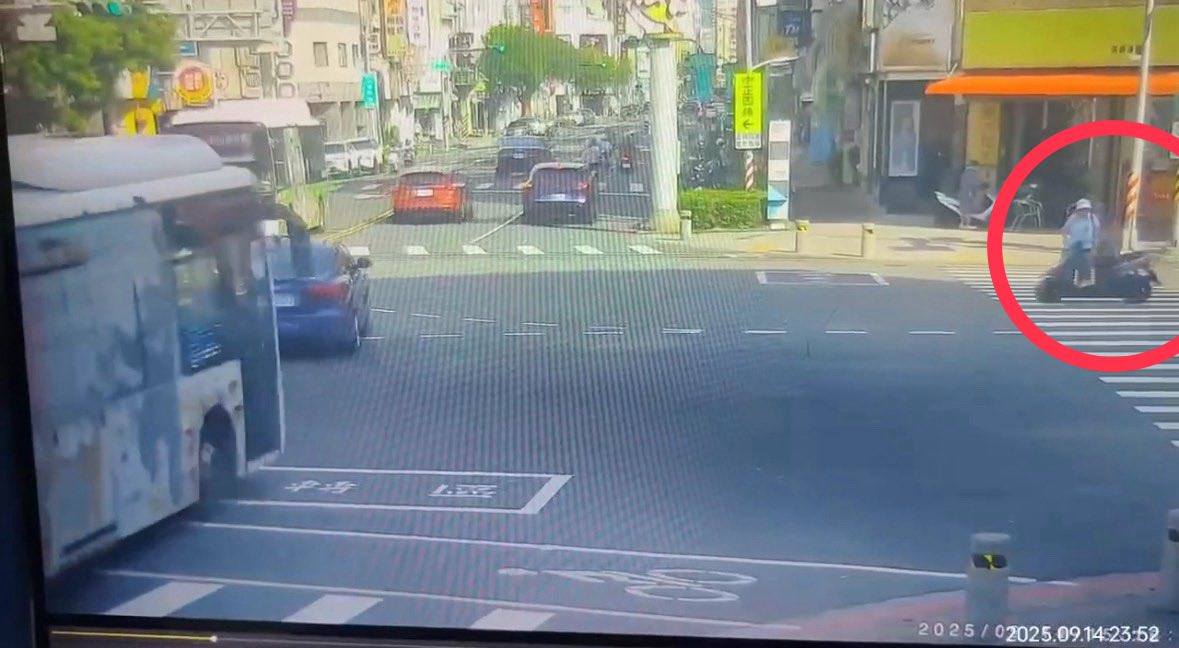 75歲夏姓男騎士不顧斑馬線還有行人，直闖紅燈。 圖：翻攝自「記者爆料網」