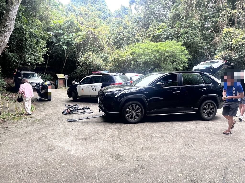 雪霸國家公園雪見遊憩區司馬限林道日前發生死亡車禍，1輛轎車於會車時疑未注意前方有暫停的自行車騎士，造成48歲陳姓男騎士遭撞倒地送醫不治；經檢測，吳姓駕駛和陳姓死者均無酒精反應，詳細事故原因有待進一步調查釐清，全案報請台中地檢署進行司法相驗。（警方提供）中央社記者管瑞平傳真　114年9月15日
