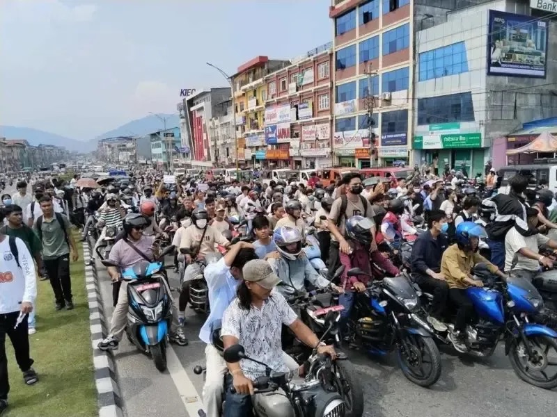 尼泊爾 Z 世代上街反抗政府貪腐，新上任臨時政府面臨重拾年輕世代的信心的間難任務。 圖：翻攝自直新聞