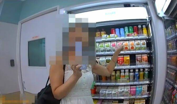 譚姓女子懷疑飲品被開封開直播大鬧超商。 圖：警方提供