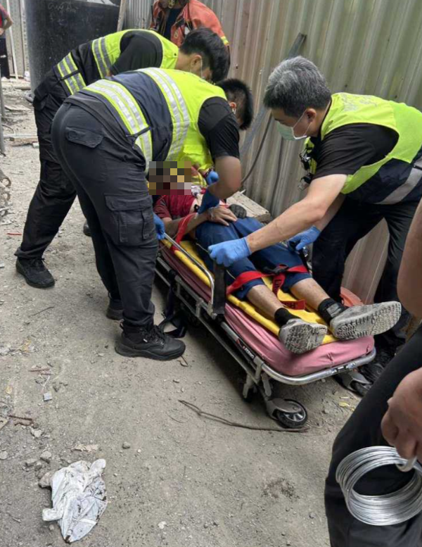 林姓工人在建案工地突然遭高處掉落的鋼條砸中，導致林男頭部穿刺傷，經救護人員現場處置，仍有意識心跳。 圖：警方提供