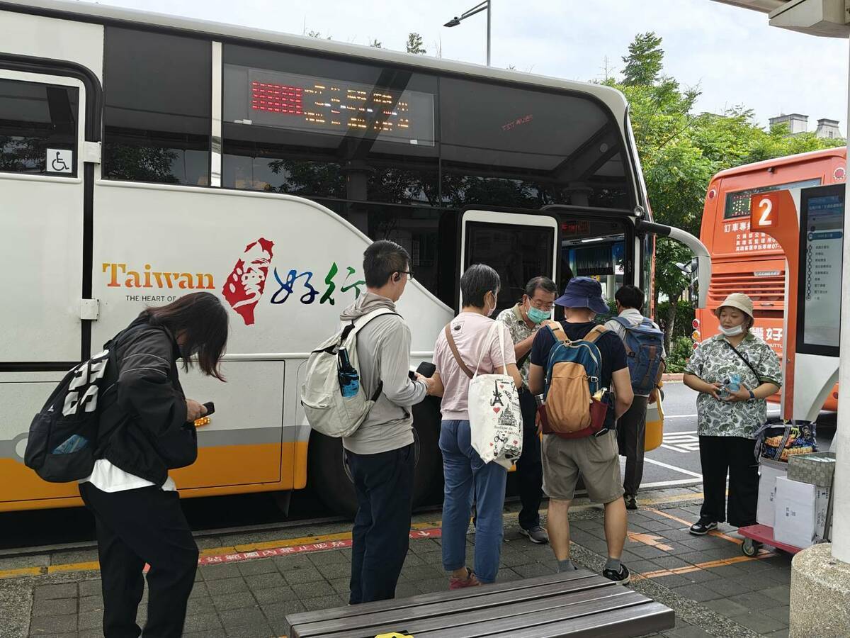連假期間搭乘大眾運輸可享多重優惠。 圖：公路局／提供