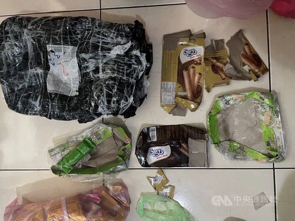 運毒集團自馬來西亞郵寄藏有毒品大麻花的餅乾包裹來台，遭財政部關務署台北關發現並通報刑事局偵辦，循線查獲為主嫌25歲潘姓男子策劃，並指揮2名越南籍逃逸移工情侶24歲阮姓男子、26歲陳姓女子協助運毒，依法送辦。（翻攝照片）中央社記者黃麗芸傳真　114年9月15日