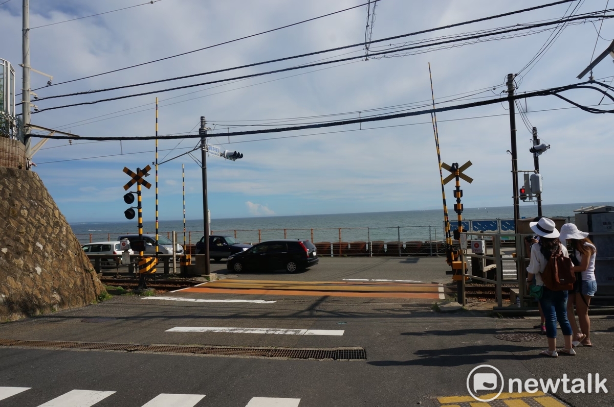 日本神奈川縣江之島電鐵線的「鎌倉高校前站」平交道，因經典動畫《灌籃高手》片頭曲畫面而爆紅，也成為不少遊客必訪的景點之一，不過也因為太多人在平交道前拍照，衍生許多交通亂象引起當地居民不滿。 圖：民眾／提供