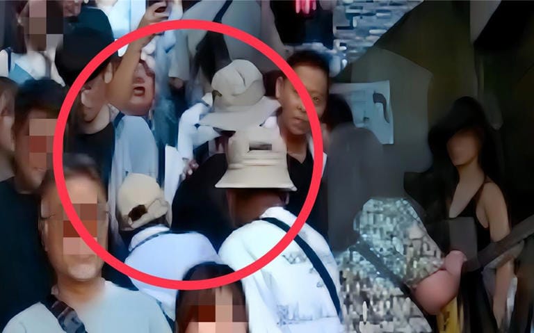 警方於九份老街發現戴帽子、口罩掩面的可疑男子，立即上前將人拘提。 圖：警方提供