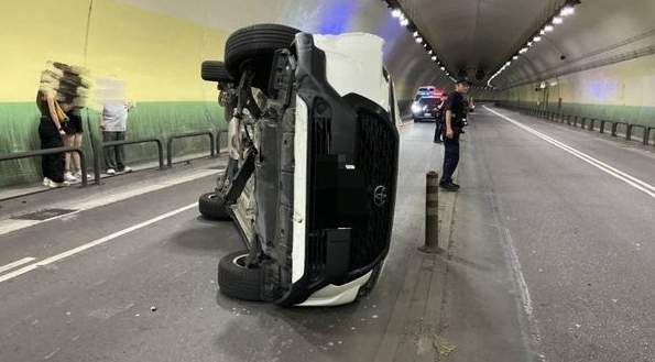 (影) 內湖康樂隧道驚魂！休旅車突失控 90度翻覆
