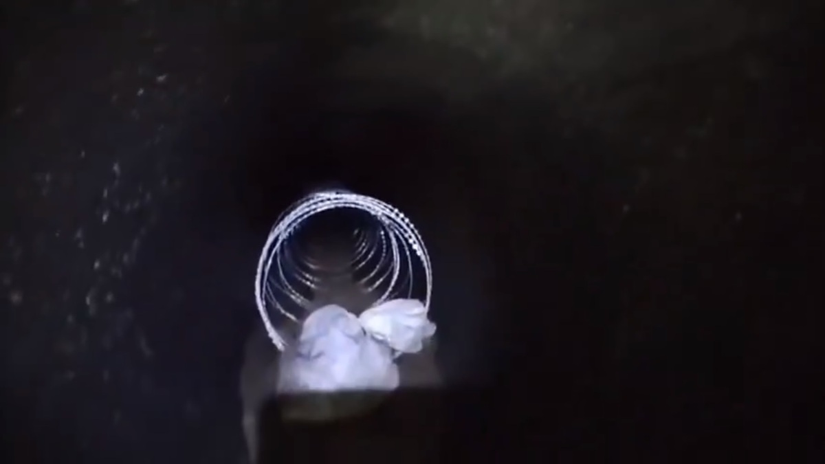 針對俄羅斯透過地下管線入侵的行為，烏軍在各種地下管道內放置鐵絲進行干擾。 圖：擷取自 @nexta_tv X 分享影片