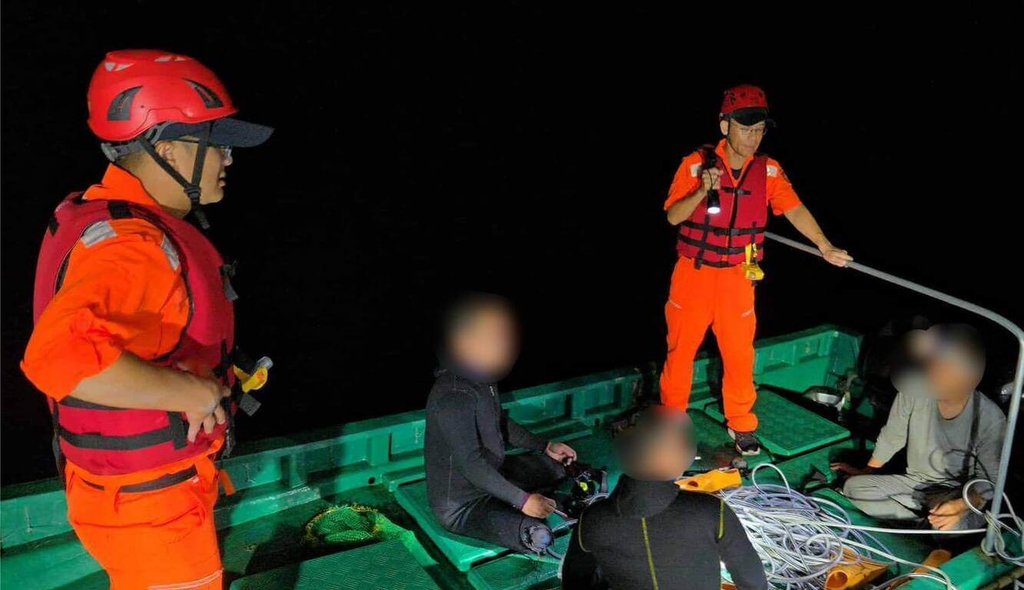 海洋委員會海巡署東南沙分署指出，東沙指揮部14日晚間偵獲中國「粵台漁11689」漁船違法越界進入東沙島東方30浬處限制水域，立即調派艦艇查緝，查扣漁船小舟並驅離漁船。（海巡署東南沙分署提供）中央社記者張已亷傳真　114年9月15日